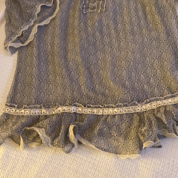 Gorgeous semi sheer top with lace detail - Picture 5 of 10